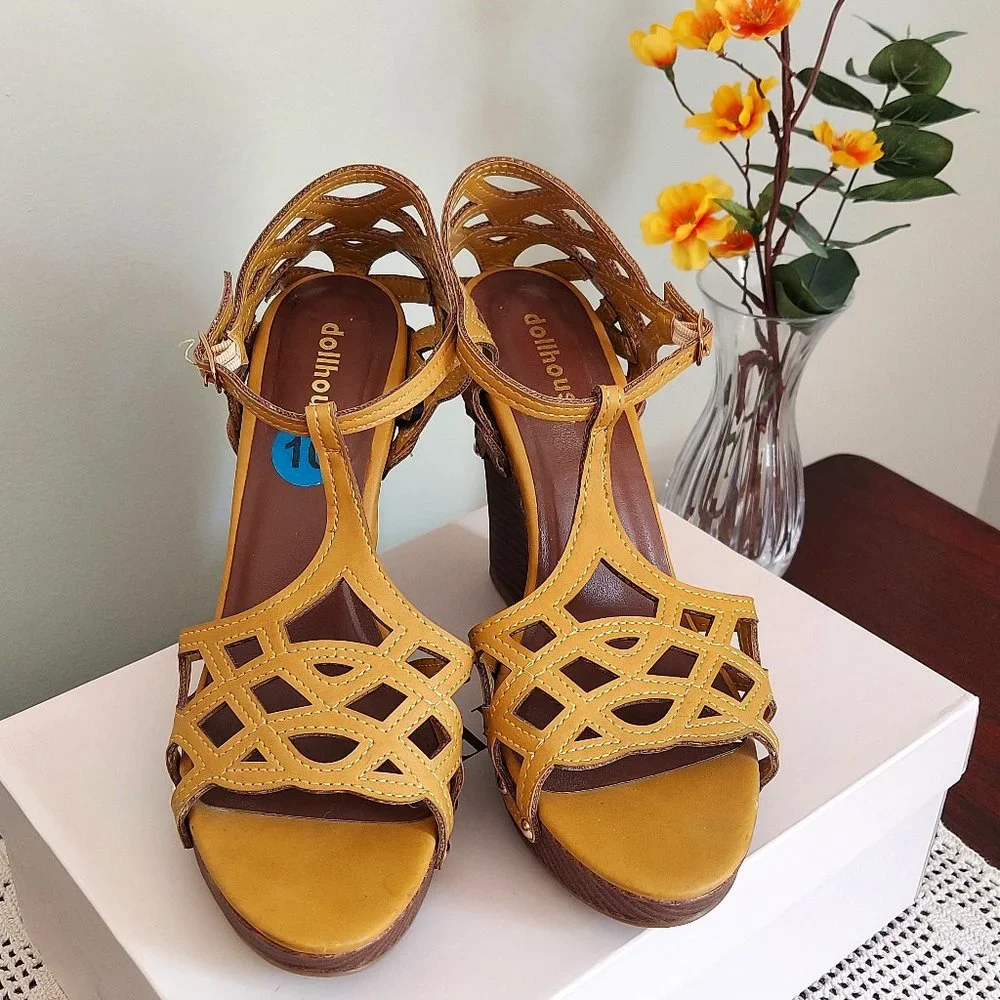 DOLLHOUSE LASER CUT PEEP TOE STUDDED WEDGES (10M)